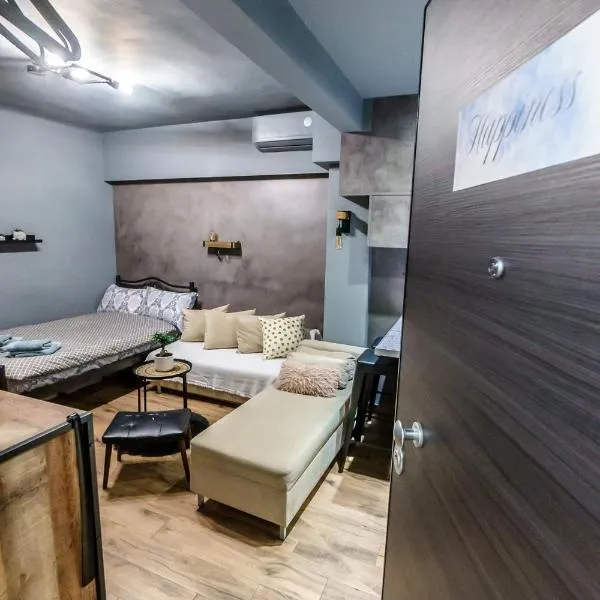 Happiness studio with terrace., ξενοδοχείο στη Θεσσαλονίκη