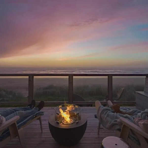 Steps From The Beach! HotTub, $1M Ocean View, Deck, hotel in Waldport