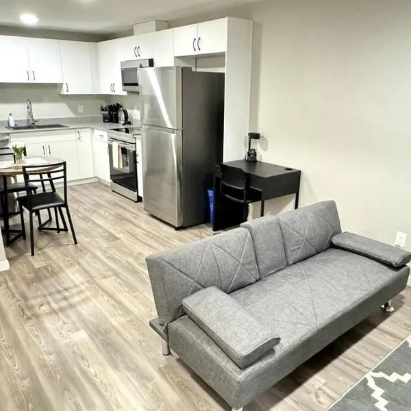 Private Luxury Suite Near West Edmonton Mall, hotel in Edmonton