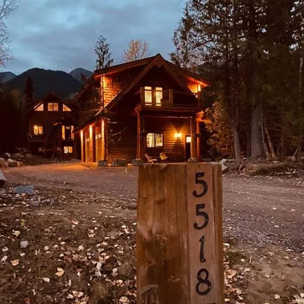 Ski-In Chalet: Private Hot tub, Bonus Bunk House, hotell sihtkohas Fernie