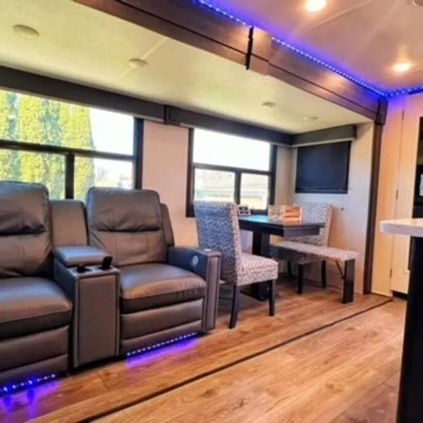 Luxury Glamping near Idaho Event Center in Nampa, hotel in Meridian