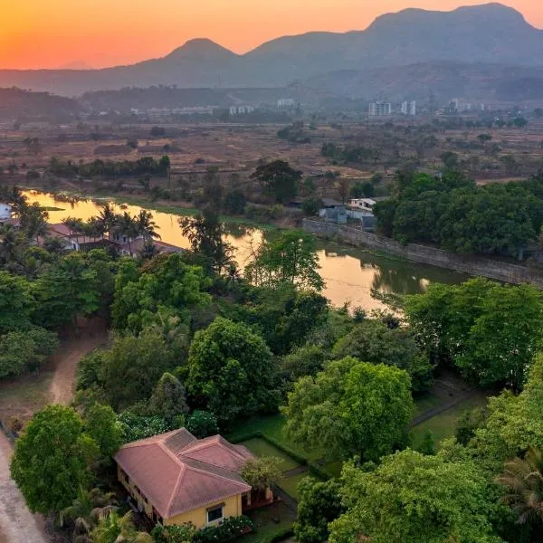 Vintage Estate - Lakeside allure with vintage decor,A plunge pool & A lawn featuring a charming gazebo, hotel v destinaci Karjat