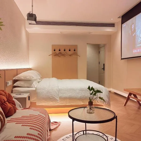 Flower Whisperer Homestay Tianmenshan Store free airport and station pick-up English language service, hotel in Zhangjiajie