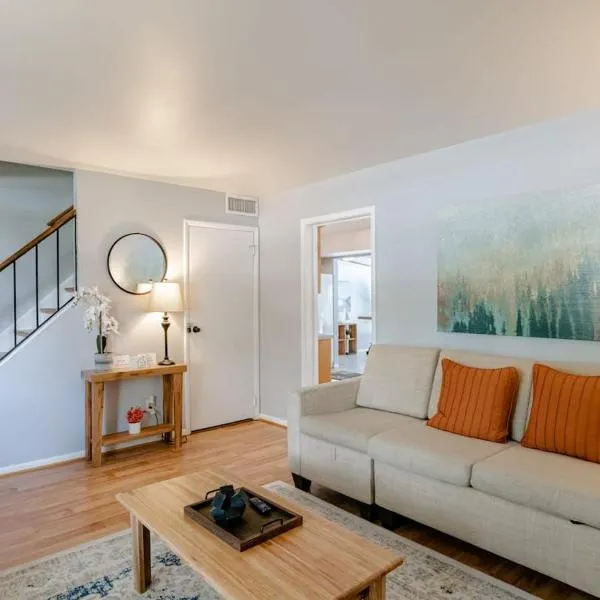 Private Pool & Yard Mins to Dining & University, hotel in Mobile