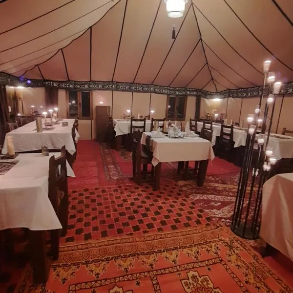 Merzouga starlit desert camp, hotel v destinaci Adrouine