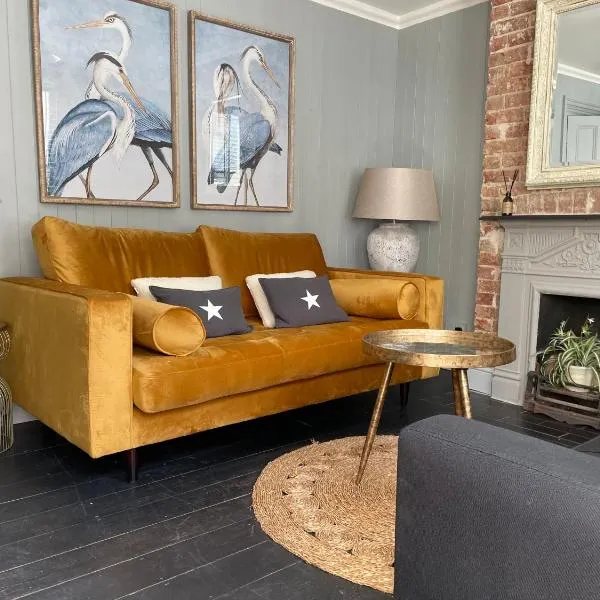 Charming Bight Cottage moments from beach by Whitstable-Holidays, hotel v destinaci Whitstable