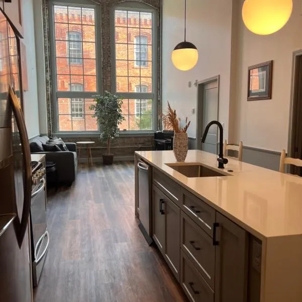 Prime 2BR Condo Historic Morris Ave, Downtown Birmingham, hotel v destinaci Birmingham