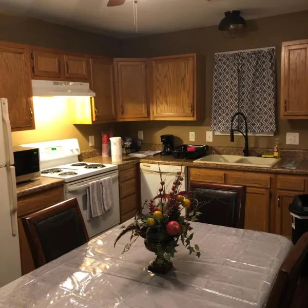 Entire townhome available near nice park library and shopping, hotel in Winston-Salem
