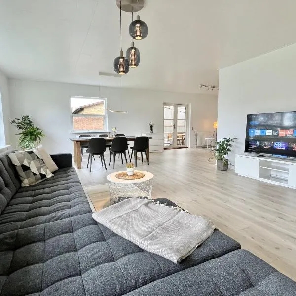 Stunning & Renovated 130sqm Villa only 5 min by car from sandy beaches、Åkirkebyのホテル