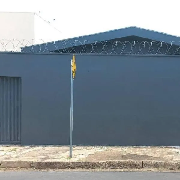 Casa Inteira e Grande 600MB de Internet. Ótima Loc, hotel v destinaci Uberlândia