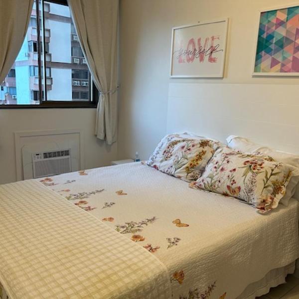 Lindo apto de 2 quartos e 2 banheiros sociais no Barramares com comércio próximo, piscina aquecida, quadras, parquinhos, brinquedoteca, empréstimo de cadeiras e barracas de praia, condomínio em frente à praia, apartamento limpíssimo, equipado, tudo novo - Foto 2