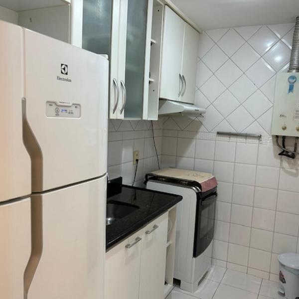 Lindo apto de 2 quartos e 2 banheiros sociais no Barramares com comércio próximo, piscina aquecida, quadras, parquinhos, brinquedoteca, empréstimo de cadeiras e barracas de praia, condomínio em frente à praia, apartamento limpíssimo, equipado, tudo novo - Foto 3