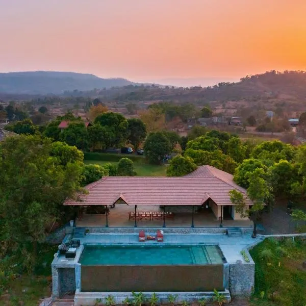 StayVista's Basalt - with Mountain Views, Infinity Pool, Vintage Interiors, and Games Room, hotel v destinaci Karjat