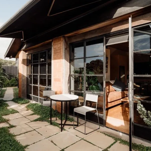 Poets corner cottage、Surf Beachのホテル