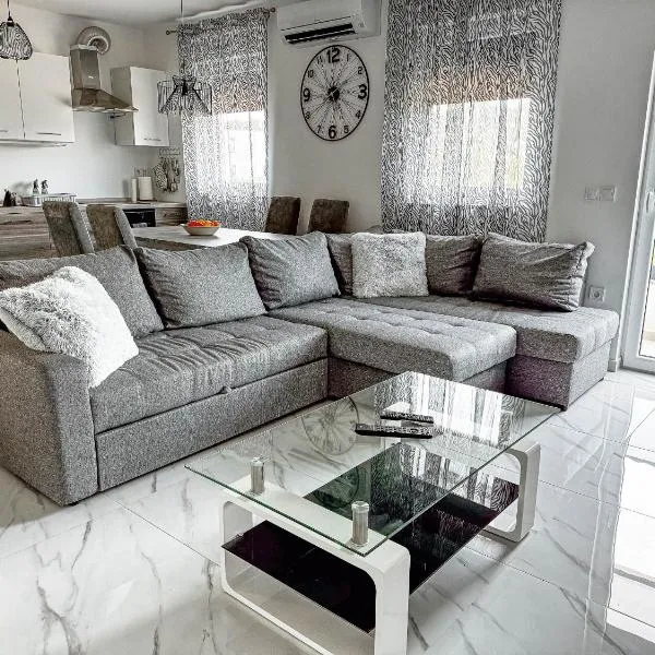 Brand New 2 Bed, 1 Bath Condo, hotel in Zadar