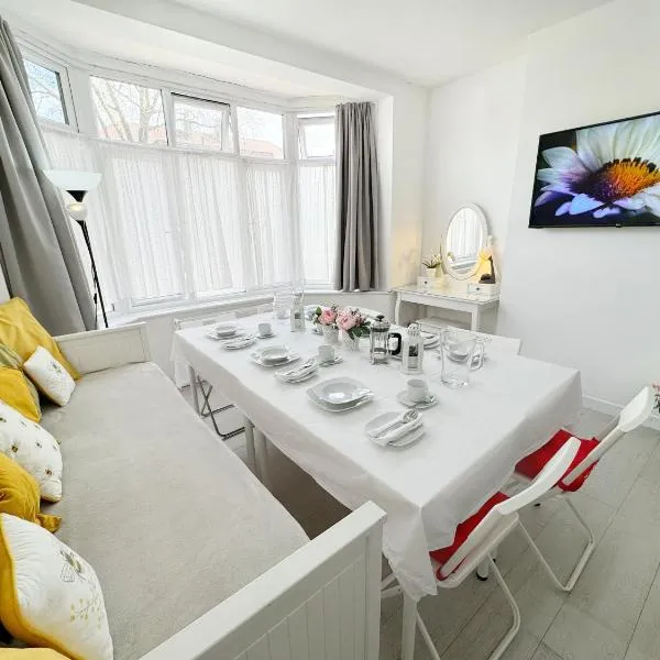Luxurious House near Excel- Air Conditioning, 9 Beds, 2 Baths, Garden, fast WiFi, hotel in London