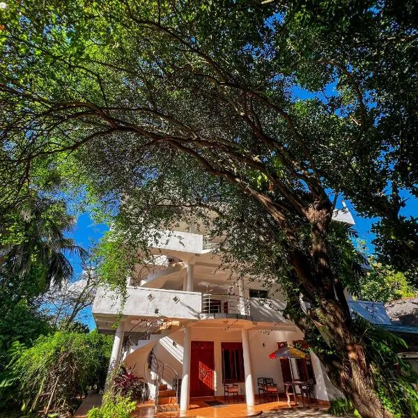 Pleasure Island Holiday Home, hotel v Dambulle