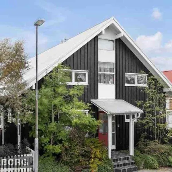 Great 8 person house Reykjavik free use of car!, hotel a Reykjavik