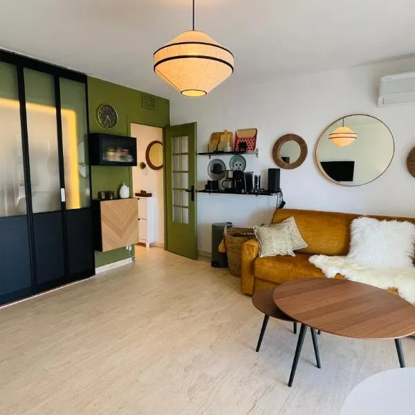 Studio Vue Mer - terrasse - parking - plage, hotel in Juan-les-Pins