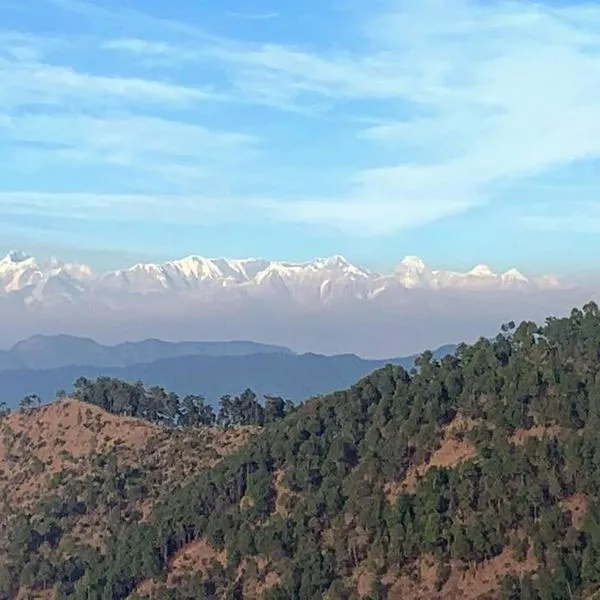 ๋ผ๋ํท์ ์์นํ ํธํ
Aashiyaan - God's Own Studio near Ranikhet