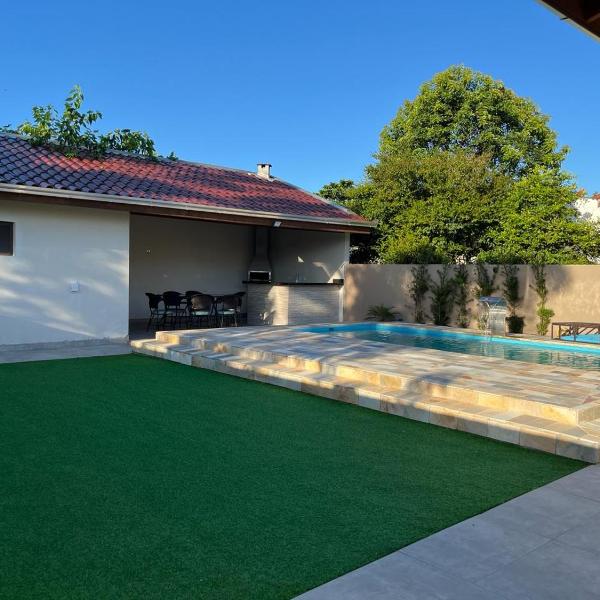 Com piscina. Casa para família.