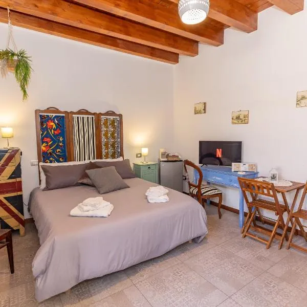 CENTRO STORICO Redmood House a 5 min dal Mare, Aria Condizionata, Wi-Fi e Netflix, hotel in Barletta