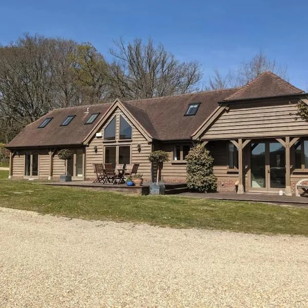 The Barn New Forest Free Paddle boarding & free Zip wire., hotel in Ringwood