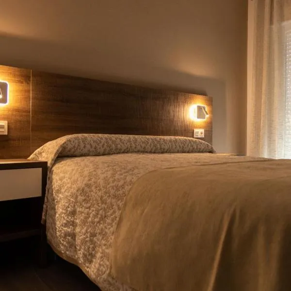 Hostal Restaurante Los Rosales, hotel v destinaci Tejeda de Tiétar