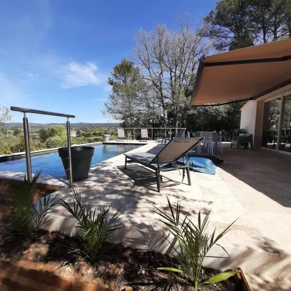 Maison au pied de la st victoire avec piscine, Hotel in Pourrières