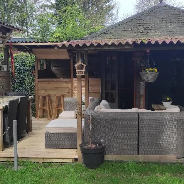 "Tempat Senang" chalet on the beautiful Veluwe with airco sauna bbq jacuzzi beamer and dog, hotel em Putten