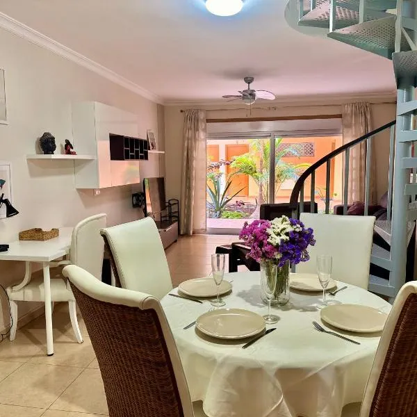 Charming 3 bedroom apartment – hotel w mieście Playa de San Juan