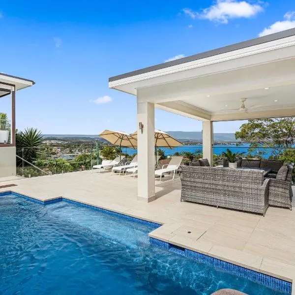 HEATed Pool, Lake & Beach, Luxury 5 B/R House, hotel in Lake Illawarra
