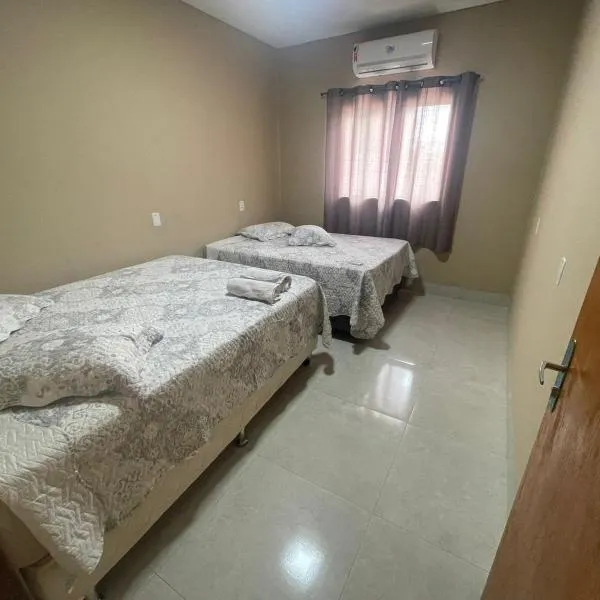 Churrasqueira e Casa privativa, Acesse os 2 quartos com 2 ar e banheiros se reservar 4 ou mais hóspedes, até 6 camas e tem pátio, roupa de cama, portão eletrônico e Desconta duração! Entrada padrão 15h adiante, inclusive à noite - Projeto Suíte Sorriso, hotel in Sorriso