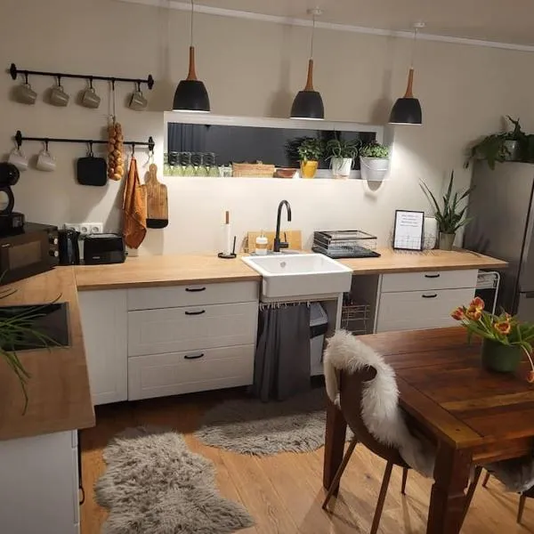 Hubane majake Kärdla südames ootab külalisi!, hotel in Kärdla