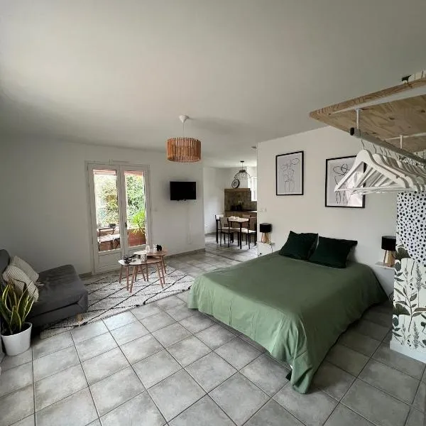 Grand studio avec véranda et parking, hotel v destinácii Auch