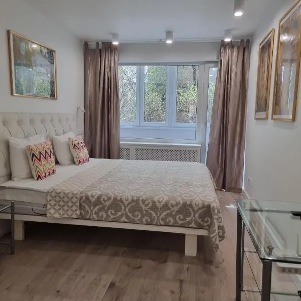 City Inn Riga Apartment, new renovated in Quiet center with balcony with parking, Hotel in Riga