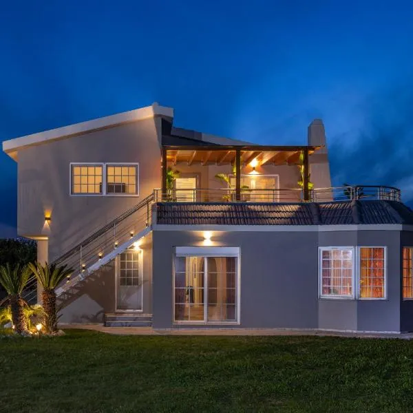 Coral Paradise Luxury Modern Family Villa with Jacuzzi, Pool View & Parking in Rhodes Island, hotel v destinaci Kremasti