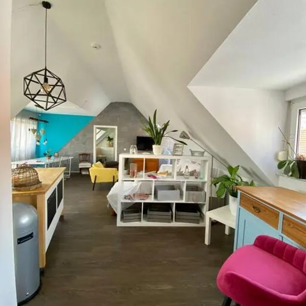 Light flow stylish attic house. m. balcony, Hotel in Rastatt