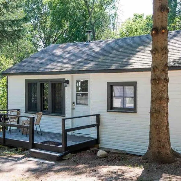 “The Hydrus” cozy 2 bedroom cottage, hotel in Fenelon Falls