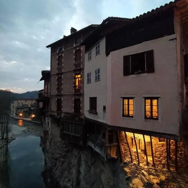 Maison suspendue avec jacuzzi privatif, hotel v destinaci Pont-en-Royans