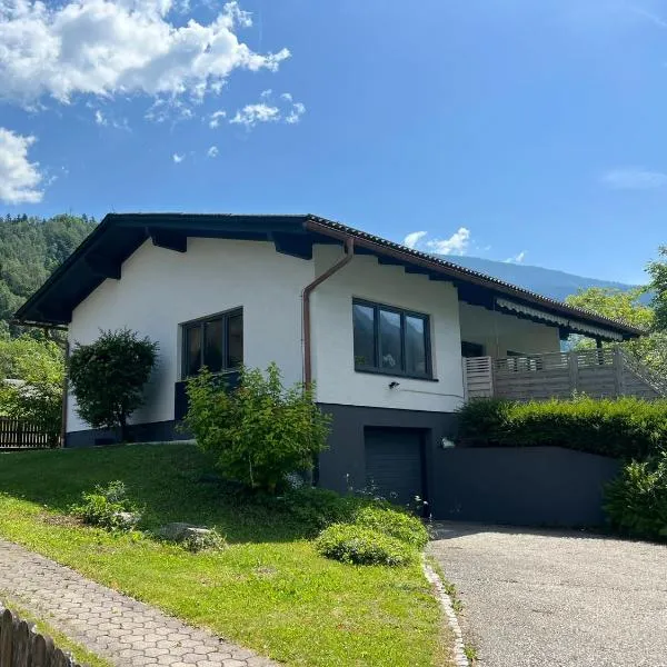 Ferienhaus Lara, hotel v destinaci Feld am See