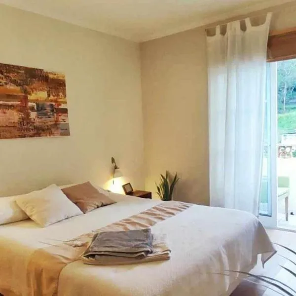 Lovely Bedroom in Aljezur: Aljezur'da bir otel