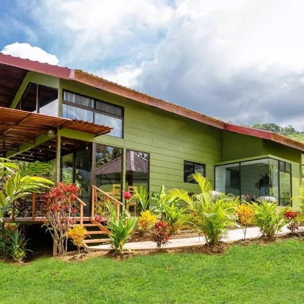 Cabañas Caeli, La Fortuna Rainforest Glass Cabin with Amazing Views, hotel v destinaci Fortuna