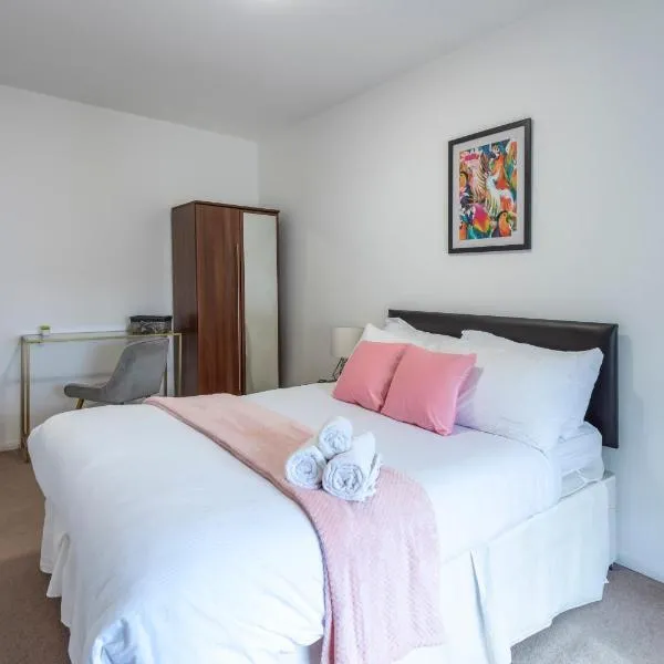 Dazzling Room near Paddington/Elizabeth Stn, hotel in London