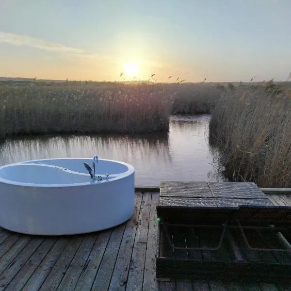 Pfahlbau Sunset II Toplage inklusive Elektroboot, hotel a Rust