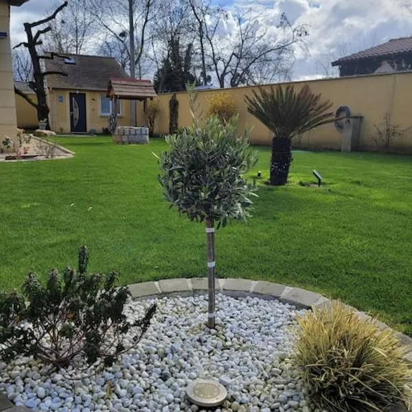 Petite dépendance privée, hotel v destinaci Précy-sur-Marne
