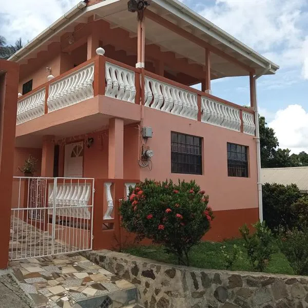 Angie's Cove, modern get-away overlooking Castries, hotel in Marigot Bay