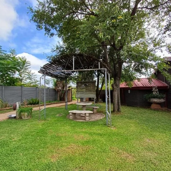 At Ease Road Lodge, hotel en Zeerust