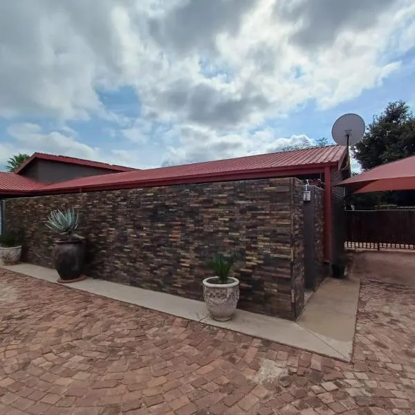 At Ease Road Lodge, hotel v destinaci Zeerust