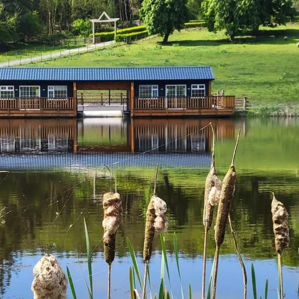Waterfront Lodges - South Cabin, hotel v destinaci Ballinamore